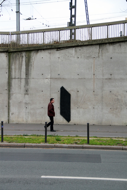 Pochoir bombe noire, 63 x 222 cm.