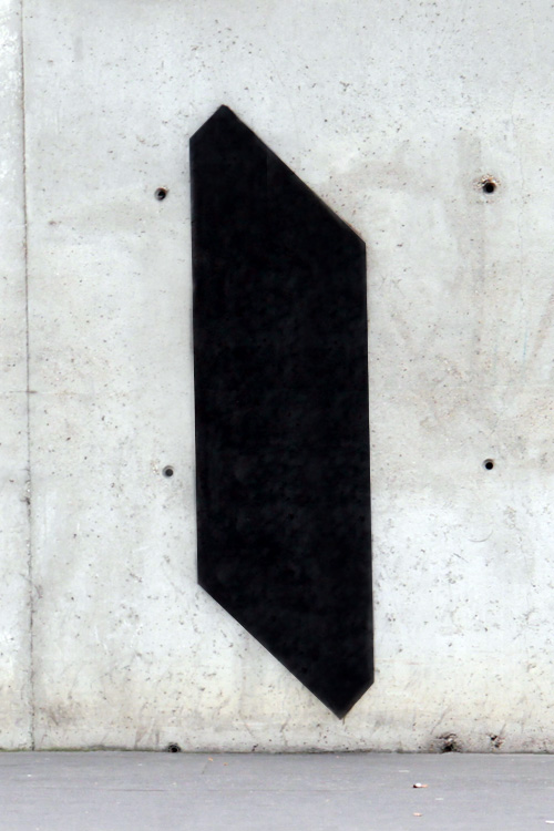 Pochoir bombe noire, 63 x 222 cm.